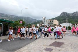 Els participants de diferents edats sortiren de Son Angelats i caminaren fins a l’Ajuntament.