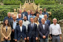 El president, Llorenç Galmés amb autoritats i representant de la Serra.