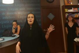 La llibreria Món de Llibres obre les portes a 'Trenant vides (Ma mare)', de Bel Mut