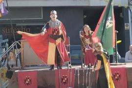 [VÍDEO] Les fires d'Inca presenten el rei En Jaume parlant en castellà i amb escuts i banderes extemporanis