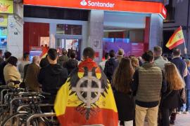 Polèmica política pels actes d'intimidació al PSOE: Prohens no 'condemna' els actes, però sí la presència de símbols nazis