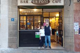 Na Cati i en Tolo del Pont és així com són coneguts a Sóller. A partir de dia 25 deixen el bar on hi han fet feina 42 anys.