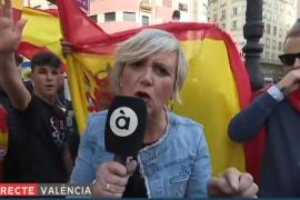 [VÍDEO] Un grup de feixistes agredeix una periodista d’À Punt
