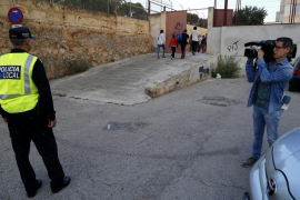 Agent de la policia i càmera a l'entrada del CEIP Anselm Turmeda.
