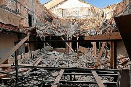 SOLLER. PATRIMONIO. El teatro Defensora de SÃÂ³ller queda en ruinas al derrumbarse su tejado. La caÃÂ­da de una pared en mal e