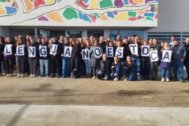 Els docents de l'IES Porto Cristo es planten davant les «polítiques regressives» del Govern: «Plantam cara, la llengua no es toca!»