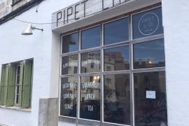 Demana aigua a un bar de Maó i el cambrer li respon «¿te cuesta mucho decirlo en castellano!?»