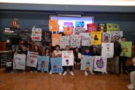 L'alumnat d'ESO amb cartells reivindicatius.