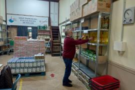 Els voluntaris s’encarreguen d’obrir cada 15 dies el local d’Es Rebost per a que les famílies vagin a recollir allò que necessiten.