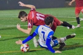 Una accio de l'intens partit entre dos equips que sabien que es jugaven molt. F: Ínter Manacor