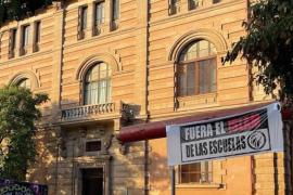 Pancarta 'Fora l'Islam de les escoles' a la plaça del Tub de Palma