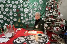 Maria Amengual crea noves neules cada dia al trast que ha muntat al Mercat Municipal.