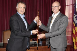 Tomàs i Vives durant l'acte de relleu a la batlia de Llucmajor.