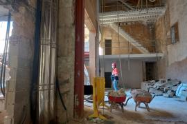 Un operari avaluant l'estat de les runes avui matí.