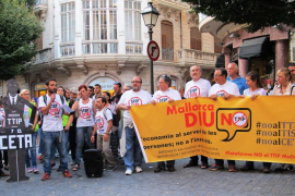 Els manifestants durant la cadena humana al voltant de Delegació del Govern.