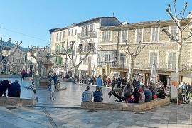 SOLLER - GENTE EN LA PLAZA DE SOLLER DISFRUTANDO DE UN DIA SOLADO TRAS EL INTENSO FRIO DE ESTOS DIAS.