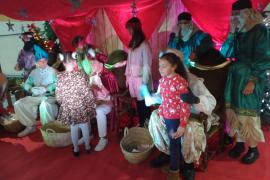 Els infants fan entrega de les cartes amb molta il·lusió.