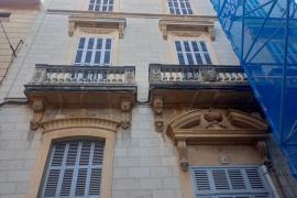 El casal de Can Mas, situat al carrer de Reial, davant l’entrada del Defensora.