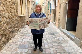 Maribel Pons amb un Setmanari, imitant aquest a la carpeta de la coral que ha aguantat 50 anys.