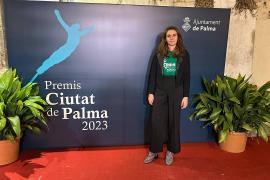 La regidora d'Unides Podem Lucía Muñoz acudeix als Premis Ciutat de Palma amb una camiseta verda per a «reivindicar la cultura en català»