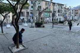 Avui els operaris municipals marcaven amb cinta una de les terrasses de plaça.