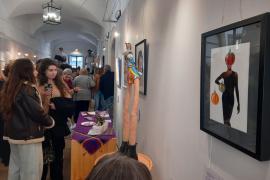 L’exposició Arrelart reuneix a Sineu una vintena de dones artistes per a reflexionar sobre la violència estètica