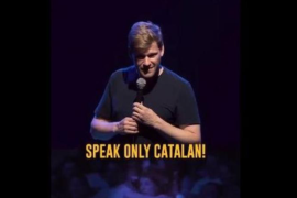 L'humorista Shahak Shapira durant un dels seus monòlegs a Barcelona.