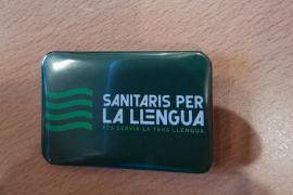 Els Sanitaris per la Llengua promouen una insígnia per a identificar els professionals que atenen en català