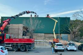 Els tècnics agafant mesures de la coberta.