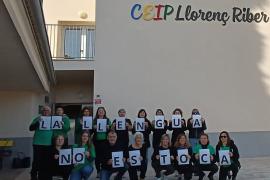 Els mestres del CEIP Llorenç Riber deixen ben clar que la llengua no es toca.