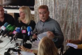 Montes i la família de la nina agredida durant la roda de premsa d'aquest dissabte.