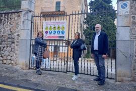 Els regidors socialistes davant l’edifici de les Escolàpies.