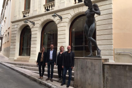 La consellera Mateu visita el Teatre Principal de Maó.