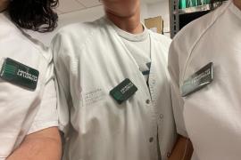 Els sanitaris han promogut la creació d'una insígnia distintiva per a garantir l'atenció en català.