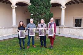 El batle d'Inca, Virgilio Moreno, i altres responsables del cicle i l'Ajuntament, mostren el cartell de l''Inca té memòria'.