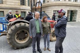 Antoni Salas, portaveu d'El Pi Proposta per les Illes Balears, al costat d'un tractor.