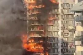 Un incendi de grans dimensions arrasa un edifici de més de 10 plantes on hi ha persones atrapades a València