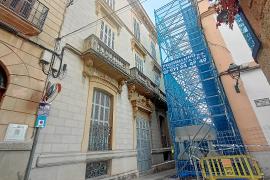 El casal modernista de Can Mas està situat davant la façana principal del Defensora.