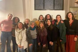 Part de les dones que conformen la nova Junta del GOB Mallorca amb Margalida Ramis.