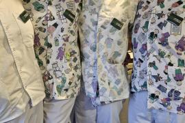 Imatge de sanitaris de l'àrea de pediatria amb la insígnia distintiva de Sanitaris per la Llengua.