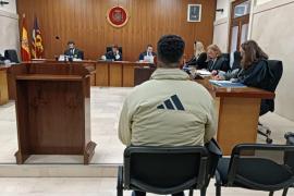 L'acusat, avui dimarts, en el judici a l'Audiència de Palma. F: Alejandro Sepúlveda
