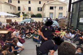 La policia espanyola interroga els manifestants a davant la Delegació del Govern espanyol a Menorca.