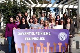 Les dones de MÉS per Mallorca amb una pancarta amb el lema: 'Davant el feixisme, feminisMÉS'.