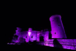 El Castell de Bellver il·luminat de morat.