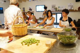 Periodistes italians trencant olives ahir a la Cooperativa.