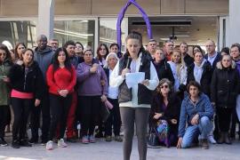 Imatge de lectura del manifest a la seu de Projecte Home.