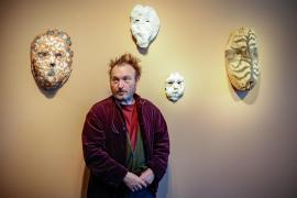 Barceló amb algunes de les peces que formen part d'aquesta exposició retrospectiva.