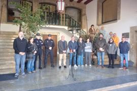 Regidors i funcionaris durant el minut de silenci.