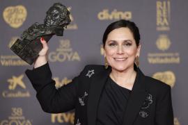 Margarita Huuguet amb el Goya a Millor direcció de producció.