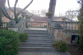 Una de les construccions del jardí.